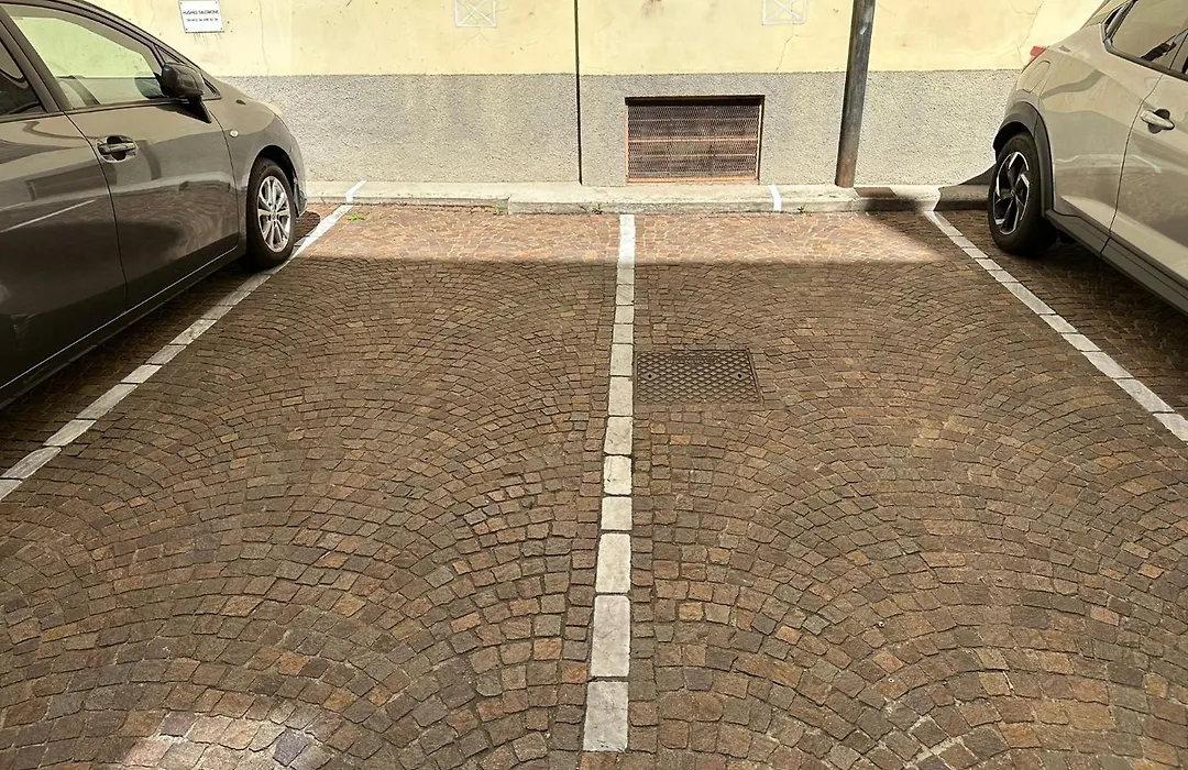 The Wine Cave, Cool & Spacious 2Br, Steps From Milano Centrale, Ideal For Large Groups And Families-1