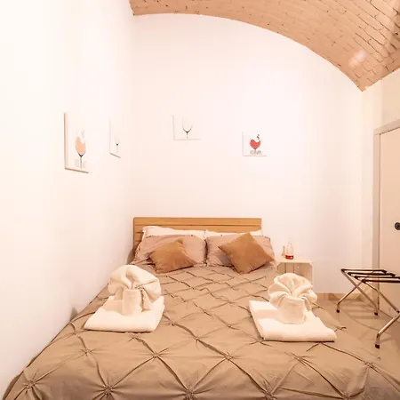 The Wine Cave, Cool & Spacious 2Br, Steps From Milano Centrale, Ideal For Large Groups And Families-3